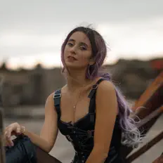 Listen to Sarah de Warren, watch music videos, read bio, see tour dates & more!