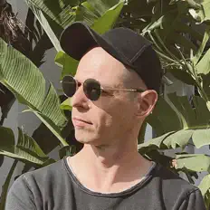 收听 Pace of Mind、观看音乐视频、阅读小传、查看巡演日期等 ！