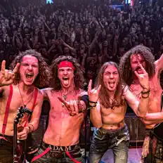 Voltage Arcを聴いたり、ミュージックビデオを鑑賞したり、経歴やツアー日程などを確認したりしましょう！