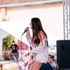 Hör dir Via Lena an, schau dir Musikvideos an, lies die Biografie, finde Tourdaten und mehr!