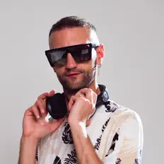 Poslechněte si interpreta Maury J, sledujte hudební videa, přečtěte si životopis, podívejte se na data turné a další informace.