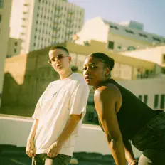 聆聽 SMŌCA、觀看音樂影片、閱讀小傳、查看巡演日期等！