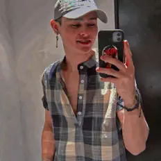 Poslechněte si interpreta Meléndez, sledujte hudební videa, přečtěte si životopis, podívejte se na data turné a další informace.