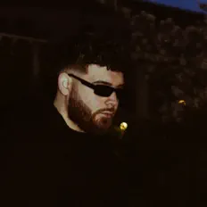 Hör dir Ian Harrison an, schau dir Musikvideos an, lies die Biografie, finde Tourdaten und mehr!