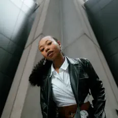 mila bucks을(를) 듣고, 뮤직 비디오를 보고, 약력을 읽고, 투어 일정 등을 확인하세요!