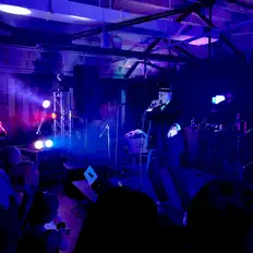 收听 Resonomics、观看音乐视频、阅读小传、查看巡演日期等 ！