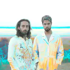 Hör dir Meses Sóbrio an, schau dir Musikvideos an, lies die Biografie, finde Tourdaten und mehr!