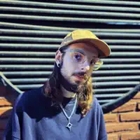 Ascolta undefined, guarda video musicali, leggi la biografia, vedi le date del tour & altro!
