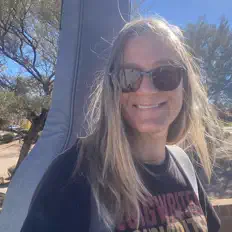 Savannah Rogersを聴いたり、ミュージックビデオを鑑賞したり、経歴やツアー日程などを確認したりしましょう！