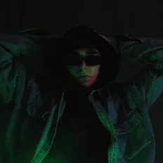 Ouça bigkellywood, assista a videoclipes, leia a biografia, veja as datas das turnês e mais!