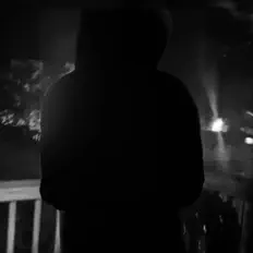 OfficialChromeを聴いたり、ミュージックビデオを鑑賞したり、経歴やツアー日程などを確認したりしましょう！