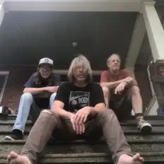 Ouve Bucket, vê vídeos de música, lê a biografia, vê as datas da digressão e muito mais!