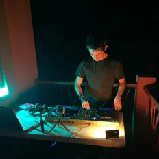 聆聽 Playzy、觀看音樂影片、閱讀小傳、查看巡演日期等！