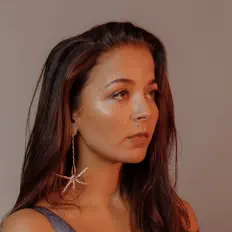 收听 Claudillea、观看音乐视频、阅读小传、查看巡演日期等 ！