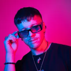 Poslechněte si interpreta Mauryceo, sledujte hudební videa, přečtěte si životopis, podívejte se na data turné a další informace.