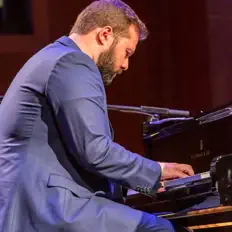 Posłuchaj wykonawcy Alessandro Russo, obejrzyj teledyski, przeczytaj biografię, zobacz daty tras koncertowych i nie tylko!