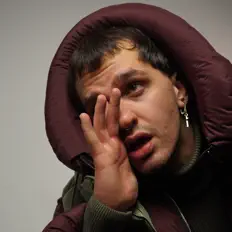 Escucha a Henee, mira videos musicales, lee su biografía, consulta las fechas de las gira y más.