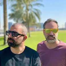 Chill & Grooveを聴いたり、ミュージックビデオを鑑賞したり、経歴やツアー日程などを確認したりしましょう！