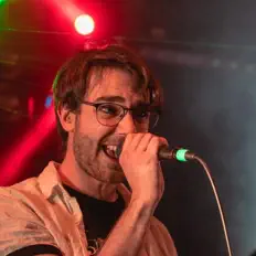 Max Charlesを聴いたり、ミュージックビデオを鑑賞したり、経歴やツアー日程などを確認したりしましょう！