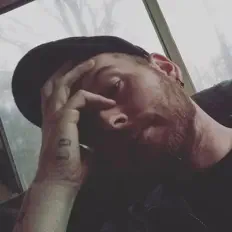 Poslechněte si interpreta The Renascent, sledujte hudební videa, přečtěte si životopis, podívejte se na data turné a další informace.