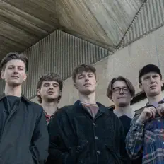 聆聽 Porchlight、觀看音樂影片、閱讀小傳、查看巡演日期等！