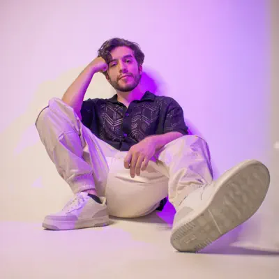Poslechněte si interpreta Dani Twice, sledujte hudební videa, přečtěte si životopis, podívejte se na data turné a další informace.