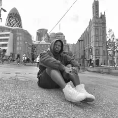 聆聽 Macon、觀看音樂影片、閱讀小傳、查看巡演日期等！