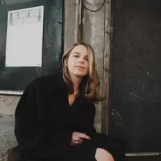 Luister naar Madeline Doornaert, bekijk muziekvideo's, lees de bio, bekijk de tourdata, en meer!