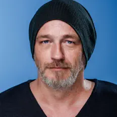 收听 Torsten Sträter、观看音乐视频、阅读小传、查看巡演日期等 ！