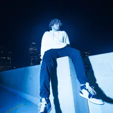 Ouve Christian Navarra, vê vídeos de música, lê a biografia, vê as datas da digressão e muito mais!