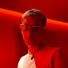 Poslechněte si interpreta Purri, sledujte hudební videa, přečtěte si životopis, podívejte se na data turné a další informace.