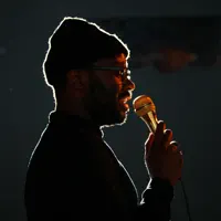 聆聽 undefined、觀看音樂影片、閱讀小傳、查看巡演日期等！