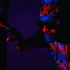 聆聽 D-Law、觀看音樂影片、閱讀小傳、查看巡演日期等！