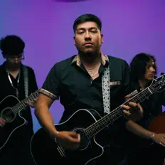 Bajo Estadoを聴いたり、ミュージックビデオを鑑賞したり、経歴やツアー日程などを確認したりしましょう！