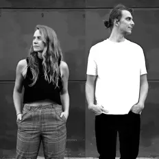 聆聽 m.dubs、觀看音樂影片、閱讀小傳、查看巡演日期等！