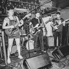 收听 Big Cry Country、观看音乐视频、阅读小传、查看巡演日期等 ！