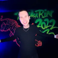 YOUNG BANKを聴いたり、ミュージックビデオを鑑賞したり、経歴やツアー日程などを確認したりしましょう！