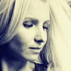 Ouve ANITA BO, vê vídeos de música, lê a biografia, vê as datas da digressão e muito mais!