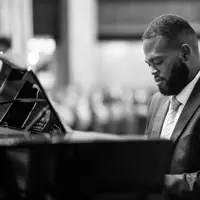 聆聽 undefined、觀看音樂影片、閱讀小傳、查看巡演日期等！