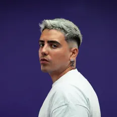 J Francis सुनें, म्यूज़िक वीडियो देखें, बायो पढ़ें, दौरे की तारीखें और बहुत कुछ देखें!