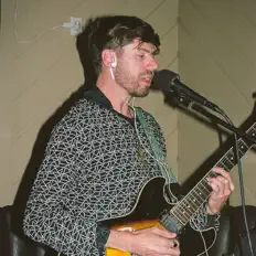 Écoutez Justin Waves, regardez des vidéoclips, lisez la biographie, consultez les dates de tournée et plus encore !