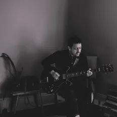 Damien Kingston Quartet सुनें, म्यूज़िक वीडियो देखें, बायो पढ़ें, दौरे की तारीखें और बहुत कुछ देखें!