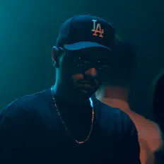 Hör dir Simo Moumen an, schau dir Musikvideos an, lies die Biografie, finde Tourdaten und mehr!