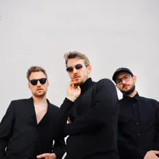 Yollyを聴いたり、ミュージックビデオを鑑賞したり、経歴やツアー日程などを確認したりしましょう！