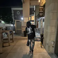 聆聽 undefined、觀看音樂影片、閱讀小傳、查看巡演日期等！