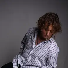 收听 Meryn、观看音乐视频、阅读小传、查看巡演日期等 ！