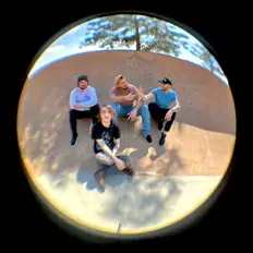 Dengarkan Keepsake, tonton video musik, baca bio, lihat tanggal tur & lainnya!