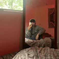 聆聽 Odeni、觀看音樂影片、閱讀小傳、查看巡演日期等！