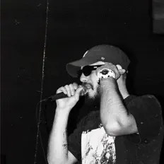 Bl4reを聴いたり、ミュージックビデオを鑑賞したり、経歴やツアー日程などを確認したりしましょう！