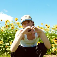 聆聽 Joji Redback、觀看音樂影片、閱讀小傳、查看巡演日期等！